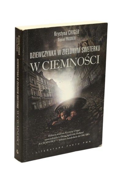Dziewczynka w zielonym sweterku w ciemności Chiger