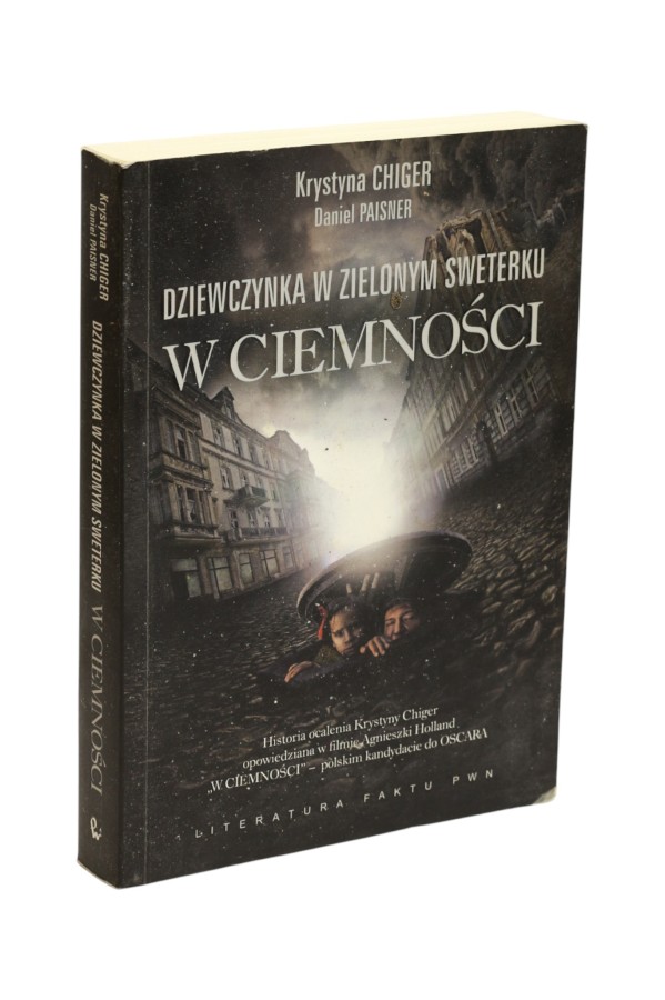 Dziewczynka w zielonym sweterku w ciemności Chiger